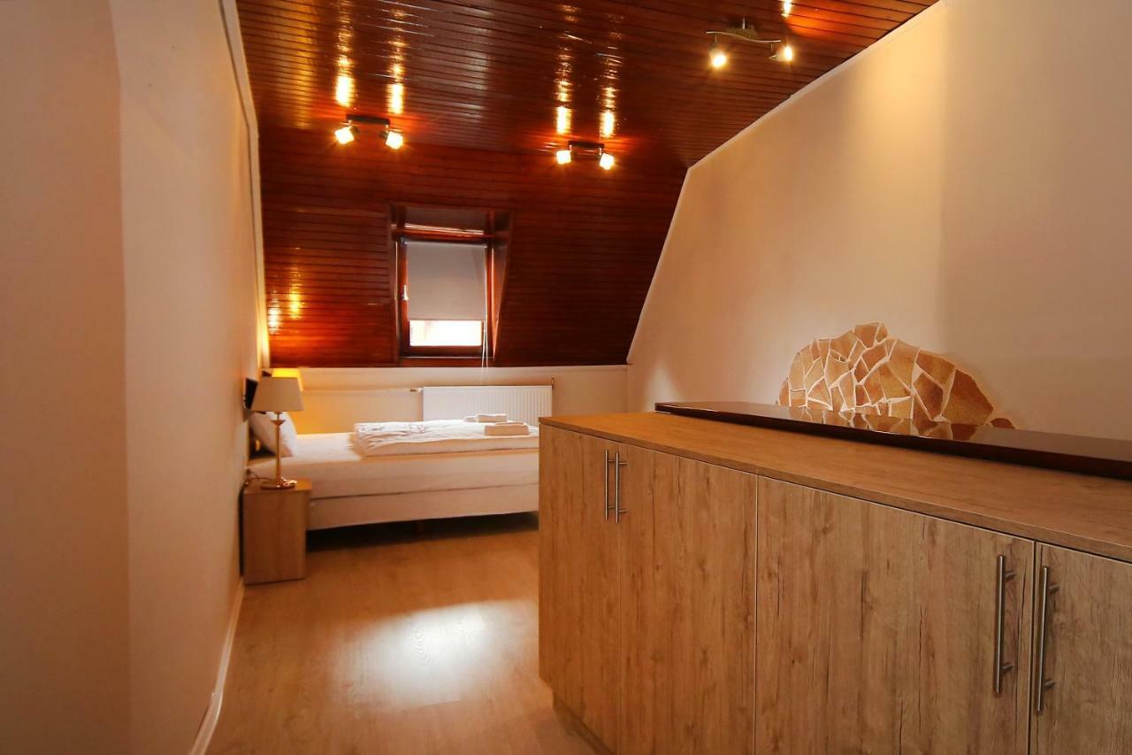 Varkapu Apartman Еґер Екстер'єр фото