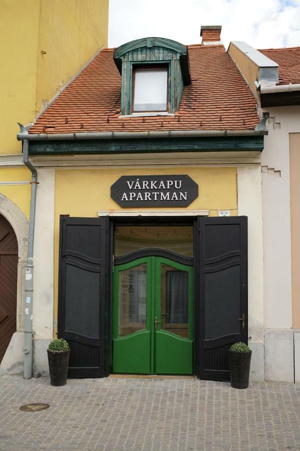 Varkapu Apartman Еґер Екстер'єр фото
